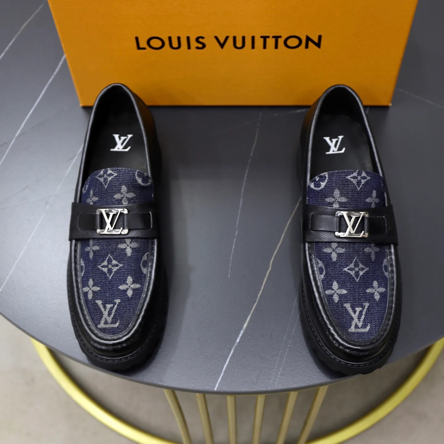 Ex-factory price: 600💰Louis Vuitton LV men's classic Oxford shoes, men's business formal boutique leather shoes, classic style, almond kernel exquisite toe, ultimate art, the whole shoe is made of imported cow leather (open edge beads), carefully selected, fine pores, excellent gloss, soft texture, strong toughness, durable and not easy to deform, apricot fetal cowhide leather lining, soft and comfortable, sweat-absorbent and breathable. Foam outsole, original box and dust bag packaging! Size: 38–44 (45/46 customized)